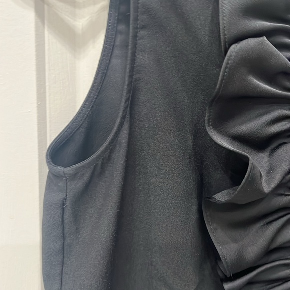 Excellent condition, black ruffle shell from J.Crew, size 2 - Picture 3 of 3